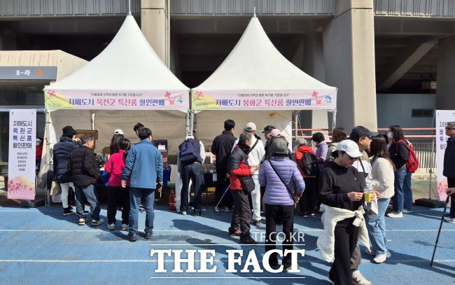 산불 피해 지역 판매 부스에서 농산물을 구입하는 시민들./부천시