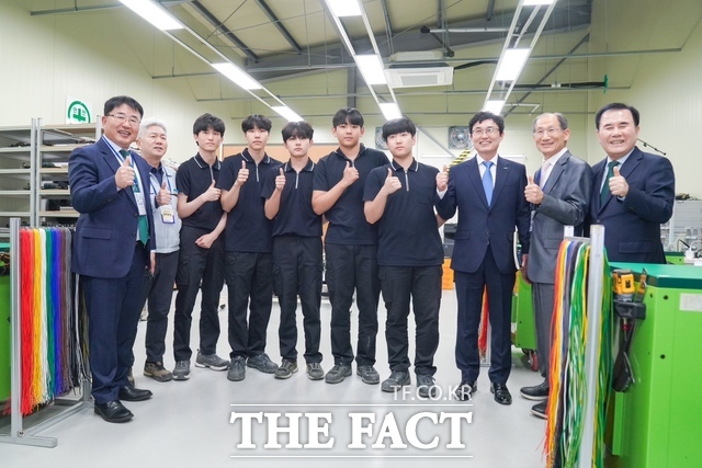 7일 김지철 충남도교육감이 충남기능경기대회가 열린 천안을 찾아 천안공업고 학생들과 기념 촬영을 하고 있다. /충남도교육청