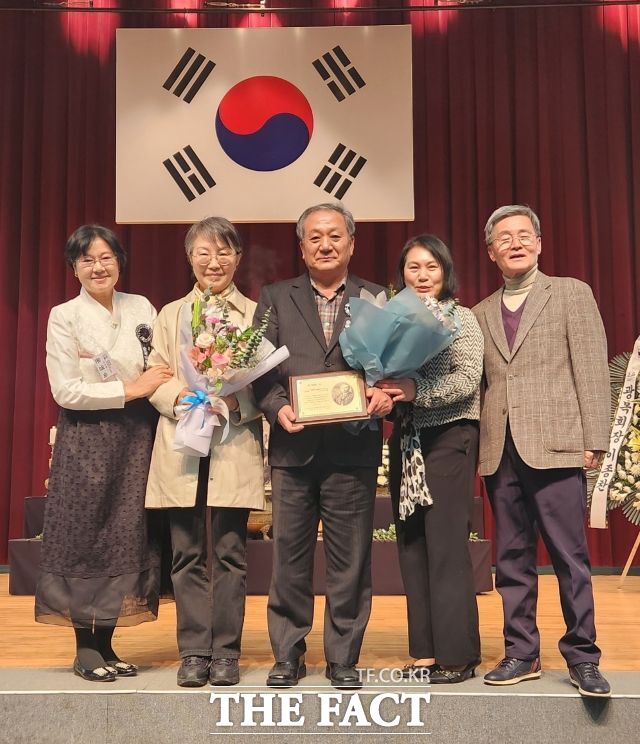 인천대 독립운동사연구소 연구원들이 2025 최재형 상 단체상 을 수상한 뒤 이태룡 소장(사진 가운데)과 함께 기념촬영을 하고 있다. /인천대학교