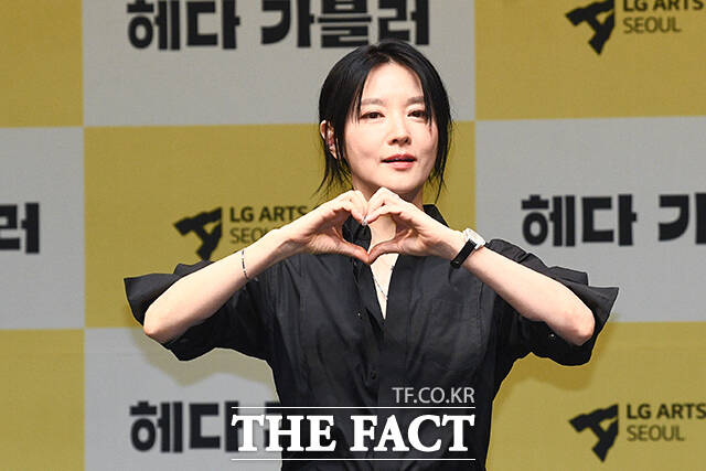 배우 이영애가 8일 오후 서울 강서구 LG아트센터 서울에서 열린 연극 헤다 가블러 제작발표회에 참석해 포즈를 취하고 있다. /서예원 기자