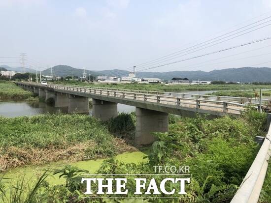 경기도의 지방하천 정비 사업 대상지인 경기 고양시 공릉천의 사리현2교의 모습./경기도