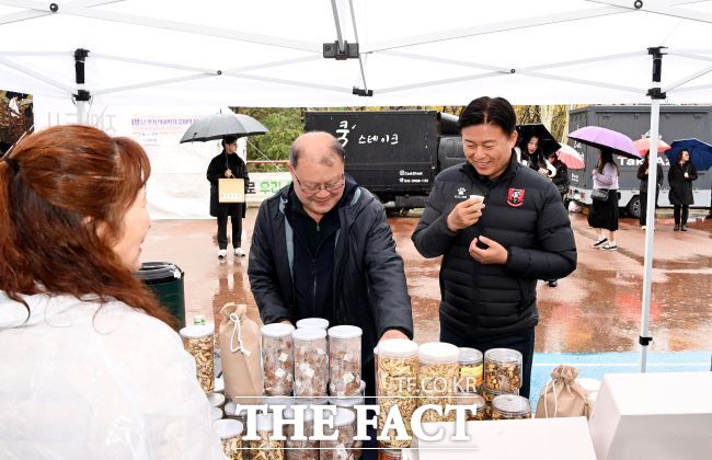 산불 피해 지역 상인과 담소를 나누는 조용익 부천시장./부천시