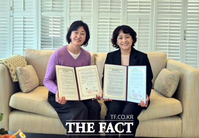 의왕시-박세영 대표(사진 왼쪽) 업무협약 체결 모습./의왕시