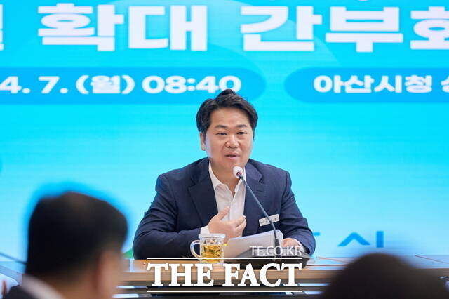 오세현 아산시장이 4월 확대간부 회의에서 겉치레 행정 끝, 민생 회복에 집중 주제로 회의를 하고 있다./아산시