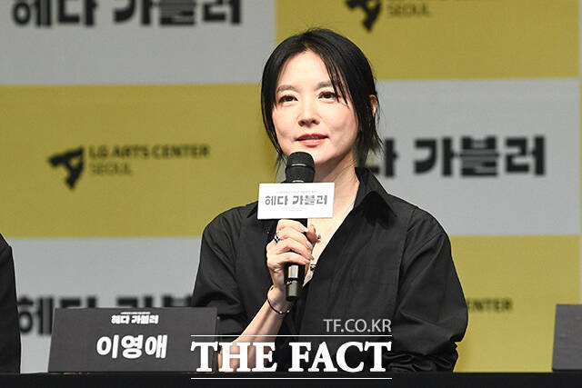 배우 이영애가 8일 오후 서울 강서구 LG아트센터 서울에서 열린 연극 헤다 가블러 제작발표회에 참석해 매 순간 힘들지만 몇 배의 즐거움을 얻고 있다고 밝혔다. /서예원 기자