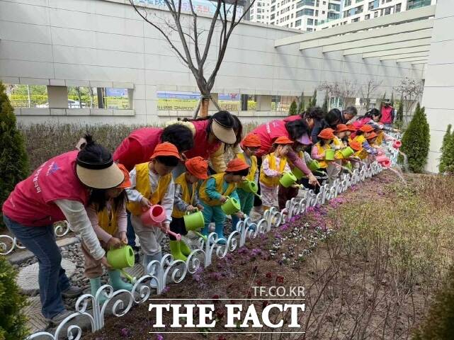 세종시 나성동과 나성동 통장협의회가 8일 세종사랑 운동의 하나로 나성동 행복누림터 내 유휴부지를 활용해 나성가족 1평 정원을 확대·조성하고 있다. /세종시