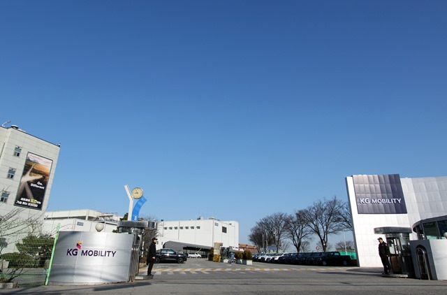KG모빌리티(KGM)가 지난 10일 공시했던 감자 결정 중 자본금 감액 내용을 일부 수정했다. KGM 평택공장 전경 /KGM
