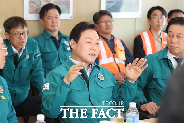 박완수 경남도지사가 의령군 낙서면 정곡리 일원에 위치한 고속국도 제14호선 건설공사 제11공구 현장을 방문해 공정 상황을 점검하고 있다./경남도