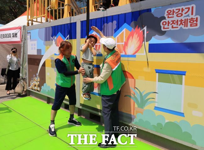 지난해 열린 과천시 어린이 안전축제에서 완강기 체험 모습. /과천시
