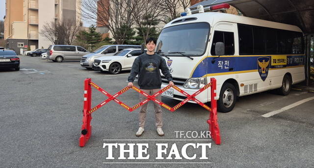 자신이 제작해 집회현장에서 사용 중인 바리케이트 앞에서 홍지영 경사가 포즈를 취하고 있다./ 홍지영 경사