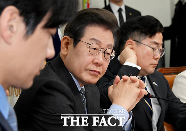 이재명 더불어민주당 대표는 한덕수 대통령 권한대행 국무총리가 대통령 몫 헌법재판관 후보자 2인을 지명한 것이 '원천 무효'라고 지적했다. /배정한 기자