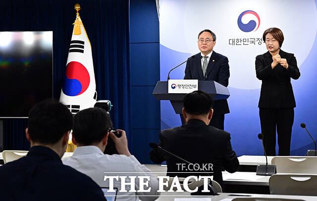고기동 행정안전부 장관 직무대행이 8일 오전 서울 종로구 정부서울청사에서 21대 대통령 선거일 공고와 관련해 브리핑을 하고 있다. /임영무 기자