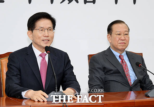발언하는 김문수 전 고용노동부 장관(왼쪽).