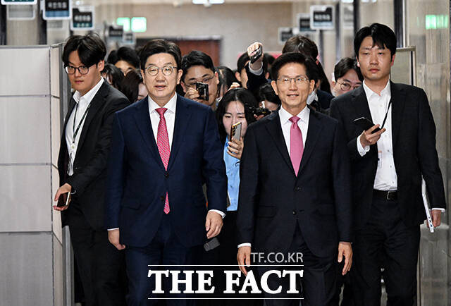 발 맞춰 걷는 권성동 국민의힘 원내대표와 김문수 전 고용노동부 장관.