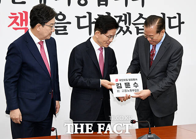 국민의힘 입당원서 전달하는 김문수 전 고용노동부 장관(가운데).