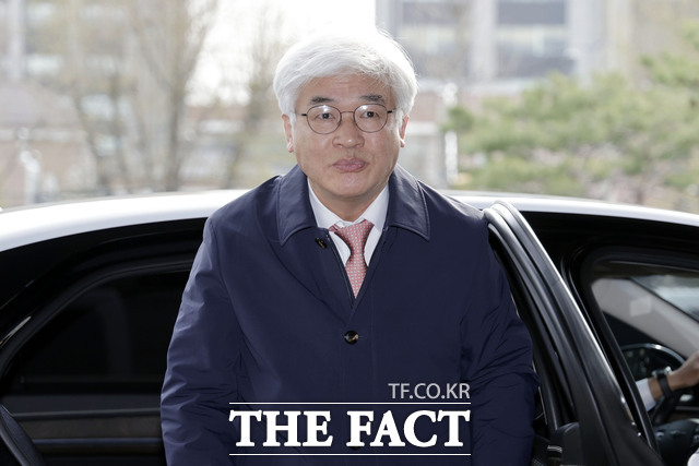 마은혁 신임 헌법재판관이 9일 오전 서울 종로구 헌법재판소로 출근하고 있다. /뉴시스