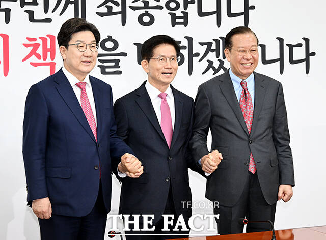 손 맞잡고 기념사진 촬영하는 권성동 원내대표와 김문수 전 고용노동부 장관, 권영세 비대위원장(왼쪽부터).