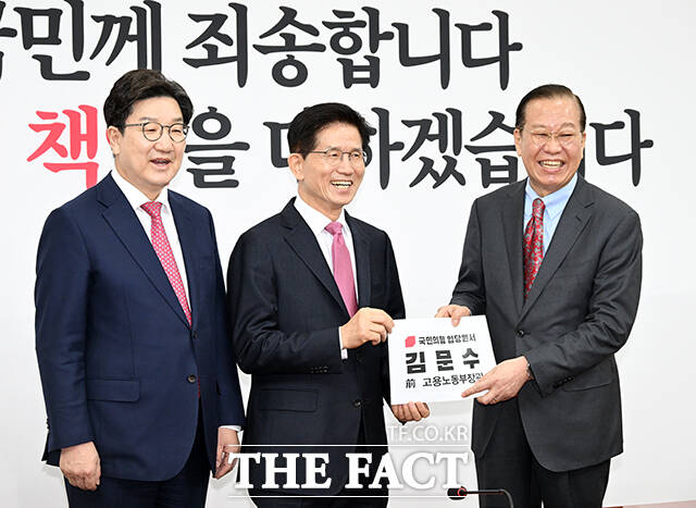 김문수 전 고용노동부 장관(가운데)이 9일 오전 서울 여의도 국회 국민의힘 당대표회의실을 찾아 권영세 비대위원장(오른쪽)에게 입당원서를 전달하고 있다. /국회=배정한 기자