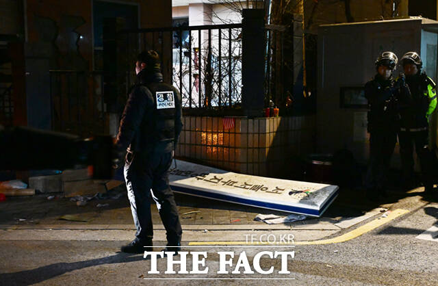 서울서부지법 형사합의11부(김우현 부장판사)는 9일 오전 특수공무집행방해 등 혐의로 구속 기소된 8명의 공판기일을 열었다. 해당 재판은 검찰 증거에 동의한 피고인들에 한해 진행됐다. /이새롬 기자