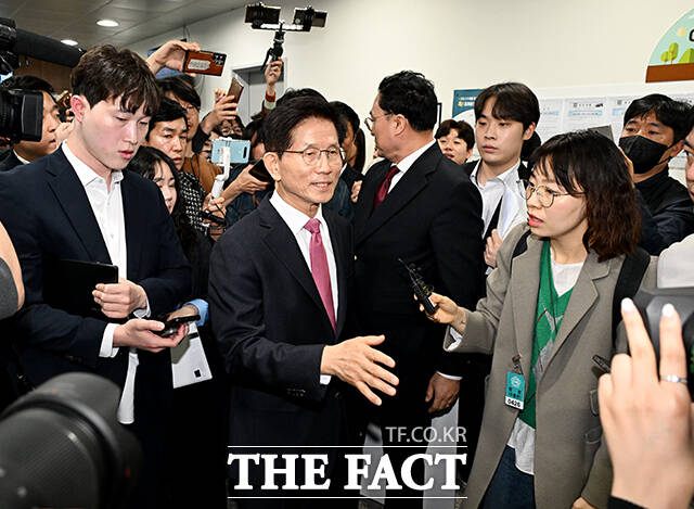 대선 출마선언을 마친 뒤 이동하는 김문수 전 고용노동부 장관.