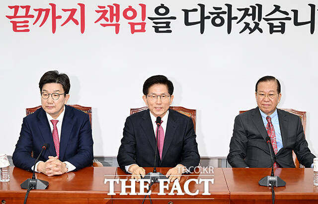 발언하는 김문수 전 고용노동부 장관(가운데).
