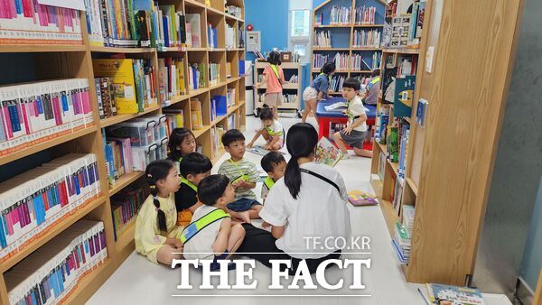 대전 대덕구가 오는 12일부터 18일까지 2025년 ‘도서관의 날·도서관 주간’을 맞아 공립작은도서관에서 다양한 독서문화 행사를 개최한다. 사진은 2024년 ‘도서관의 날·도서관 주간’ 독서문화 행사 모습./대덕구