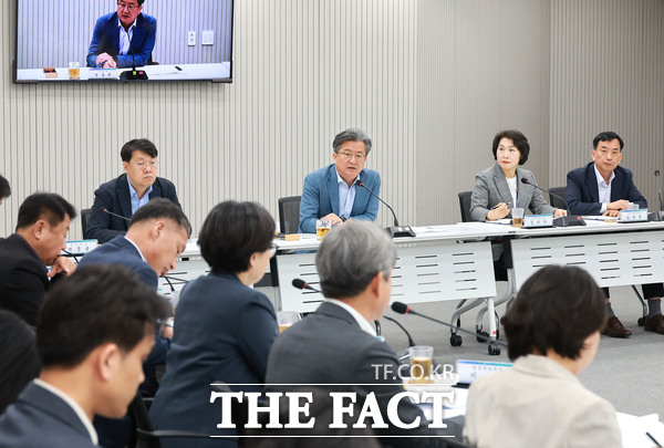 정용래 유성구청장이 9일 확대간부회의를 진행하고 있다. /대전 유성구