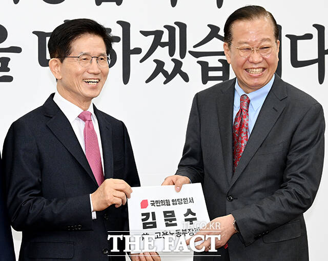 환한 미소 짓는 김문수 전 고용노동부 장관(왼쪽)과 권영세 비대위원장.