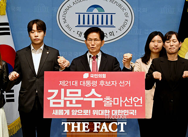 김문수 전 고용노동부 장관(가운데)이 9일 오전 서울 여의도 국회 소통관에서 기자회견을 열고 대선 출마선언을 하고 있다. /국회=배정한 기자