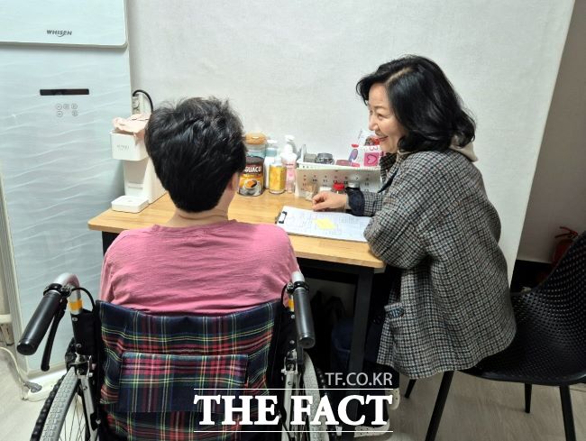 의료급여 관리사가 대상자와 상담하는 모습./부천시