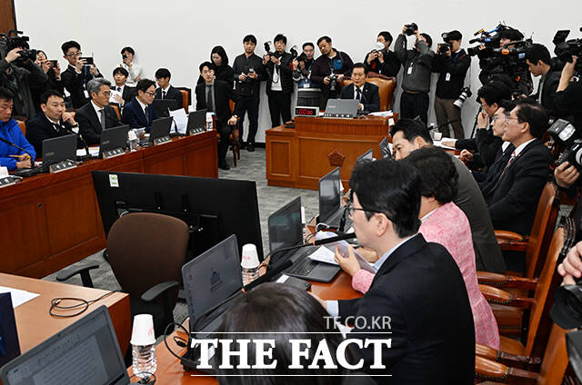 정청래 법사위원장이 31일 오후 서울 여의도 국회에서 열린 법제사법위원회 전체회의에 참석해 발언을 하고 있다./배정한 기자