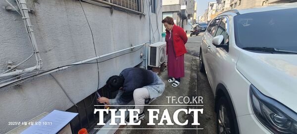 대전 서구는 9일 집중호우로 인한 인명피해를 예방하기 위해 반지하 주택 안전취약계층을 대상으로 개폐식 방범창 설치 사업을 본격 추진한다고 밝혔다. 사진은 반지하 방범창 설치 사업 현장조사 모습./대전 서구