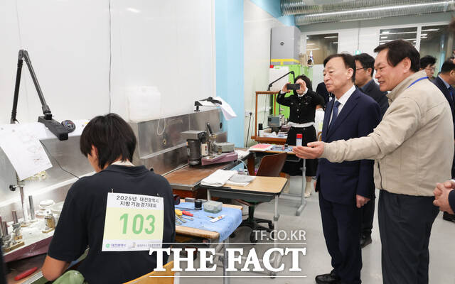 9일 설동호 대전교육감이 2025년 대전시 기능경기대회가 열리고 있는 충남기계공업고 대회 경기장을 방문해 참가선수를 격려하고 있다. /대전시교육청