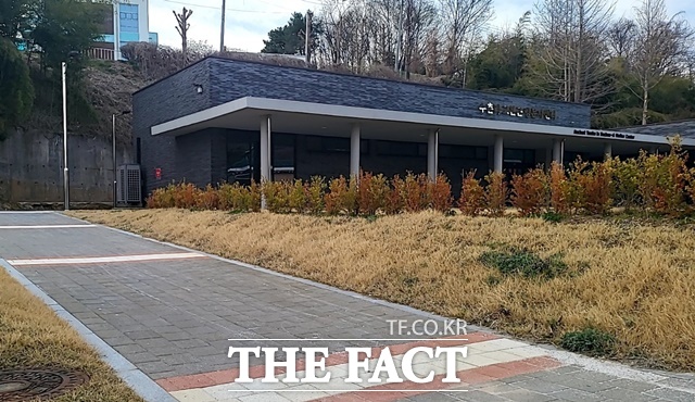 충남 공주시 의당면에 마련된 수촌리 고분군 방문자센터. /김형중 기자