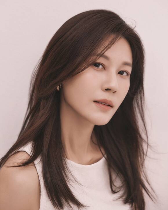 빌리언스로 이적한 배우 김하늘의 새 프로필 이미지가 공개됐다. /빌리언스