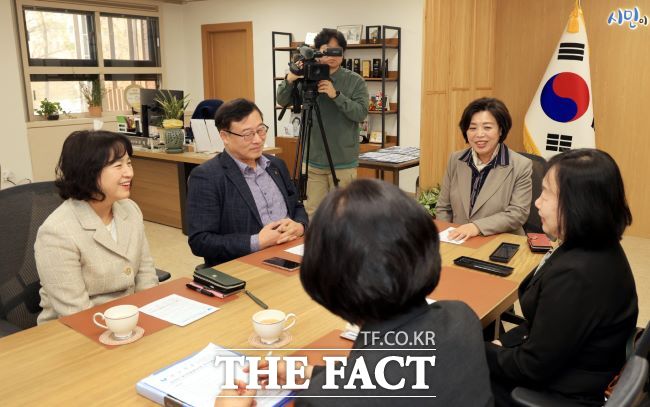 과천시에서 처음 시행하는 재가의료급여 사업에 대한 기대감을 나누는 모습 /과천시