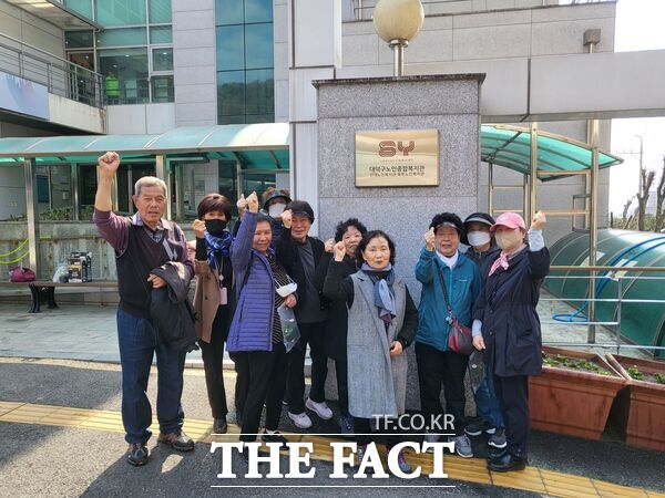 대덕구노인종합복지관 소속인 선배시민 자원봉사단 희망그린 꽃길 따라 봉사단은 9일 대덕구 계족산을 오르는 등산객과 복지관을 방문하고 이용하는 어르신들을 위해 꽃 400본을 직접 심었다./대덕구노인종합복지관