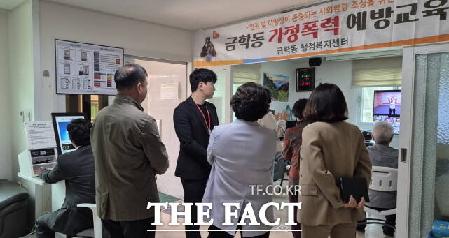 공주시가 운영하고 있는 스마트경로당을 벤치마킹하기 위해 충남도청 직원들이 방문하고 있다. /공주시