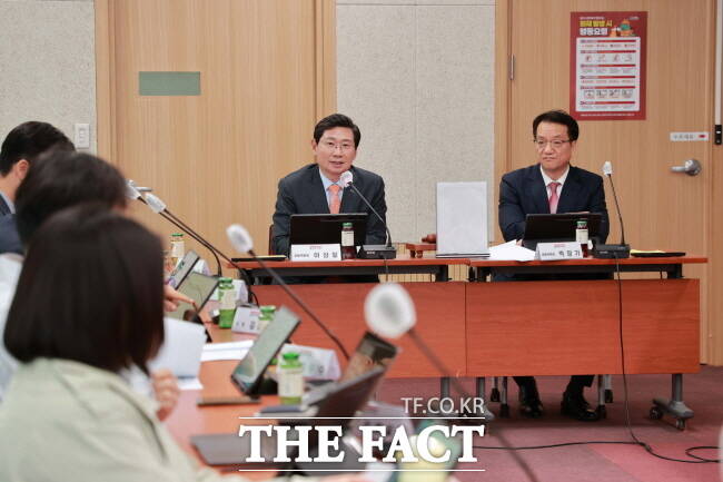 이상일(오른쪽 두 번째) 용인시장이 지난 9일 시청 컨퍼런스홀에서 열린 제1차 탄소중립녹색성장위원회에 참석해 발언하고 있다./용인시