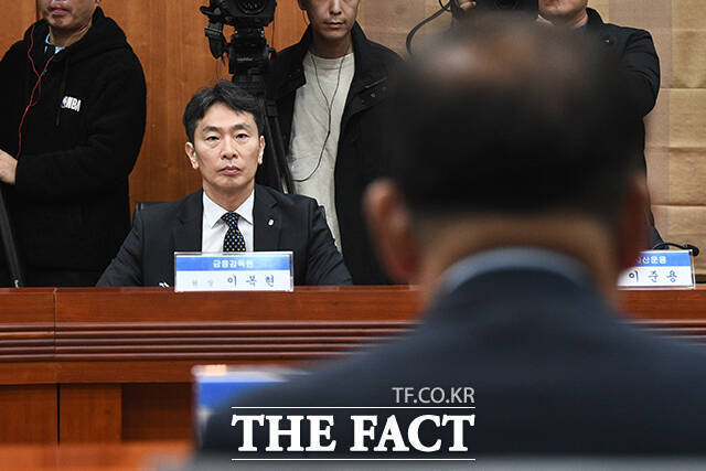 이복현 금융감독원장이 10일 오전 서울 여의도 금융투자협회에서 열린 금감원장-자산운용사 CEO 간담회에서 서유석 금융투자협회장의 발언을 경청하고 있다. /서예원 기자