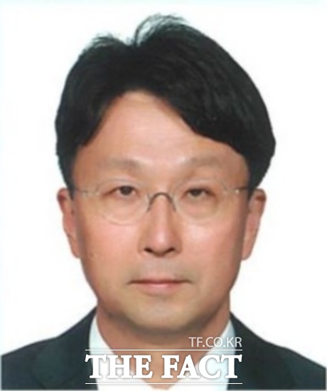 함상훈 헌법재판관 후보자(서울고법 부장판사)가 과거 2400원을 횡령한 버스 기사를 해고하는 것이 타당하다는 판결을 한 것으로 알려져 논란이다. 함상훈 서울고법 부장판사/서울고법 제공