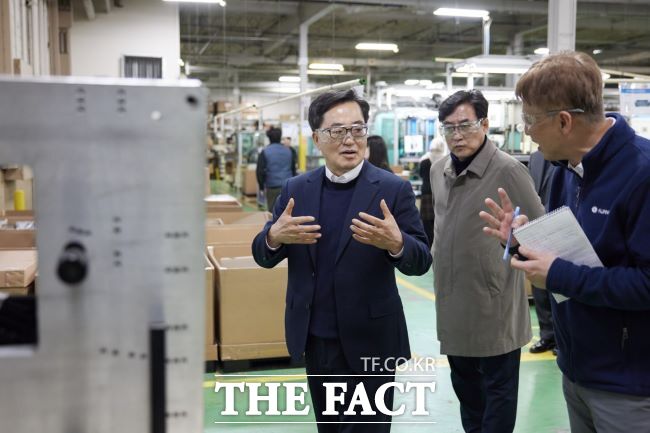 김동연 경기도지사가 9일(현지시각) 미국 미시간주 완성차 회사 광진아메리카를 찾아 기업의 애로사항을 청취하고 있다. /경기도