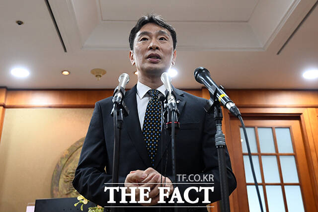 이복현 금융감독원장이 10일 오전 서울 여의도 금융투자협회에서 열린 금융감독원장-자산운용사 CEO 간담회를 마치고 브리핑을 하고 있다. /서예원 기자