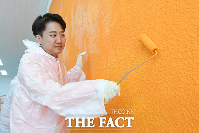 이준석 개혁신당 대선후보가 10일 오전 서울 서초구 대선 캠프에서 페인트칠을 하고 있다. /장윤석 기자