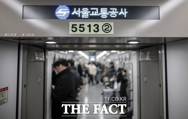 서울교통공사는 7호선 숭실대입구역 대합실 및 승강장 연기로 양방향 열차 무정차 통과 중이라고 10일 밝혔다. /뉴시스