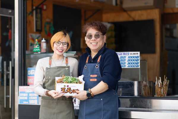 세종시에서 10년째 치킨 매장을 운영 중인 맹근주 업주는 1금융권 대출이 어려워 10% 이상 고금리 대출을 받아 원리금 상환에 어려움이 있었다며, 협약보증대출로 가게 운영 부담이 크게 줄었다고 전했다. /우아한형제들