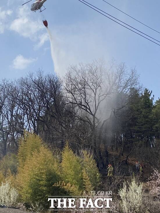 대구 군위에서 산불이 나 헬기가 진화하는 모습. /대구소방본부