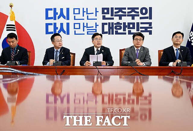 박찬대 더불어민주당 당대표 직무대행 겸 원내대표(가운데)가 10일 오전 서울 여의도 국회에서 열린 정책조정회의에 참석해 모두발언을 하고 있다. /국회=배정한 기자