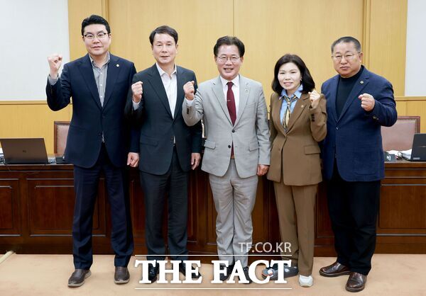 대전시의회 대전·충남 행정통합 특별위원회가 10일 제1차 회의를 개최하고 위원장에 이재경(가운데), 부위원장에 이한영(오른쪽 첫 번째)을 선임하고 활동에 들어갔다. /대전시의회