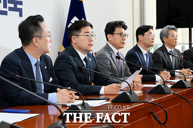 모두발언하는 박찬대 원내대표(왼쪽 두번째).